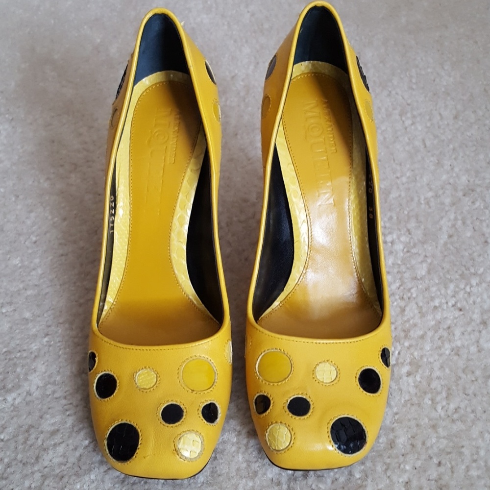 Alexander McQueen Yellow/Black Polka Dot Pump - Picture 4 of 10